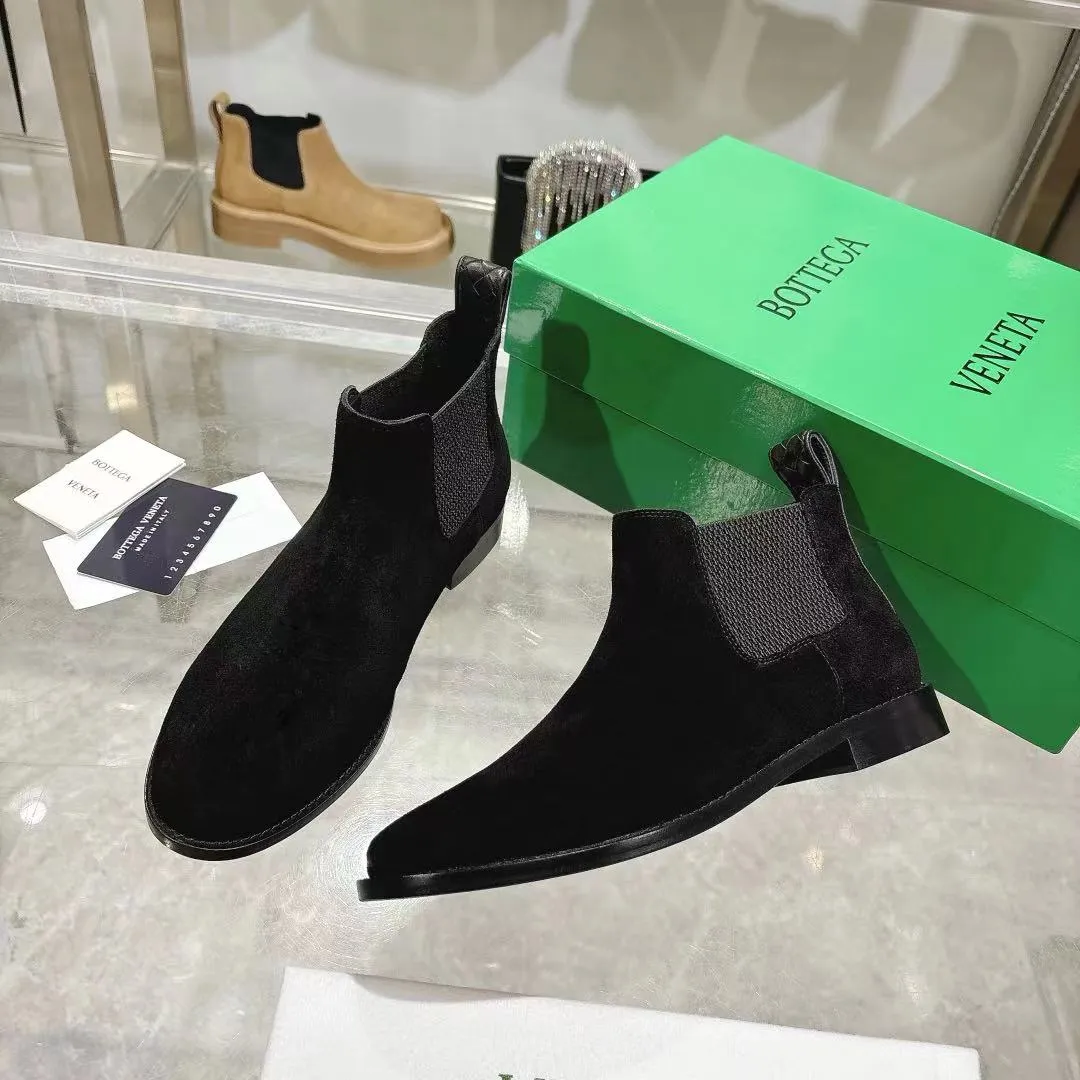 [BV] Top P: 840💰Size for couples: Female 35-39 Male 39--44 (Female 40. Male 38.45.46.47 customization is not returnable) [Note‼ ️] Add 💰 to size 46, add 20💰 to size 47, Bottega Veneta 2025 autumn and winter counter synchronized style Bottega Veneta small round toe short boots, high mercerized cow velvet, solid color cow lining! Leather outsole! A one-to-one replica of the original! Fine workmanship! quality assurance!